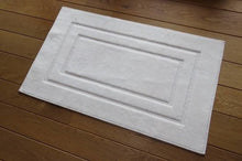 Afbeelding in Gallery-weergave laden, Badtapijt met boord