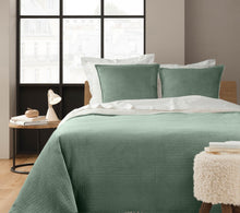 Afbeelding in Gallery-weergave laden, Bedsprei + 2 kussenslopen LUXE velours dubbel sherpa 220x240cm beige of groen
