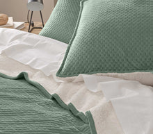 Afbeelding in Gallery-weergave laden, Bedsprei + 2 kussenslopen LUXE velours dubbel sherpa 220x240cm beige of groen
