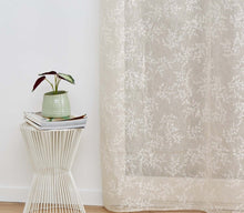Afbeelding in Gallery-weergave laden, Gordijn taupe White Leaves 140x240cm PROMO 2 VOOR €35
