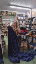 Video laden en afspelen in Gallery-weergave, Plaid luxe flanel sherpa 220x240cm

