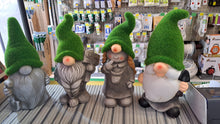 Afbeelding in Gallery-weergave laden, Tuinbeeld gnome met grasmuts H30cm
